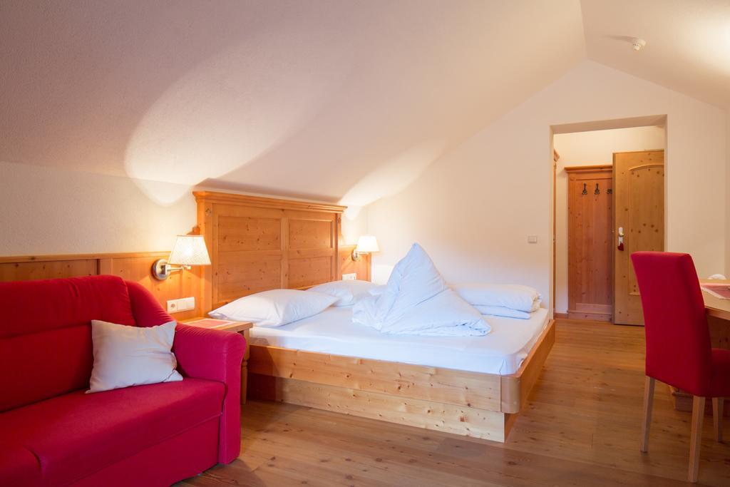 Frida Am Wald Hotell Rasùn di Sotto Rum bild