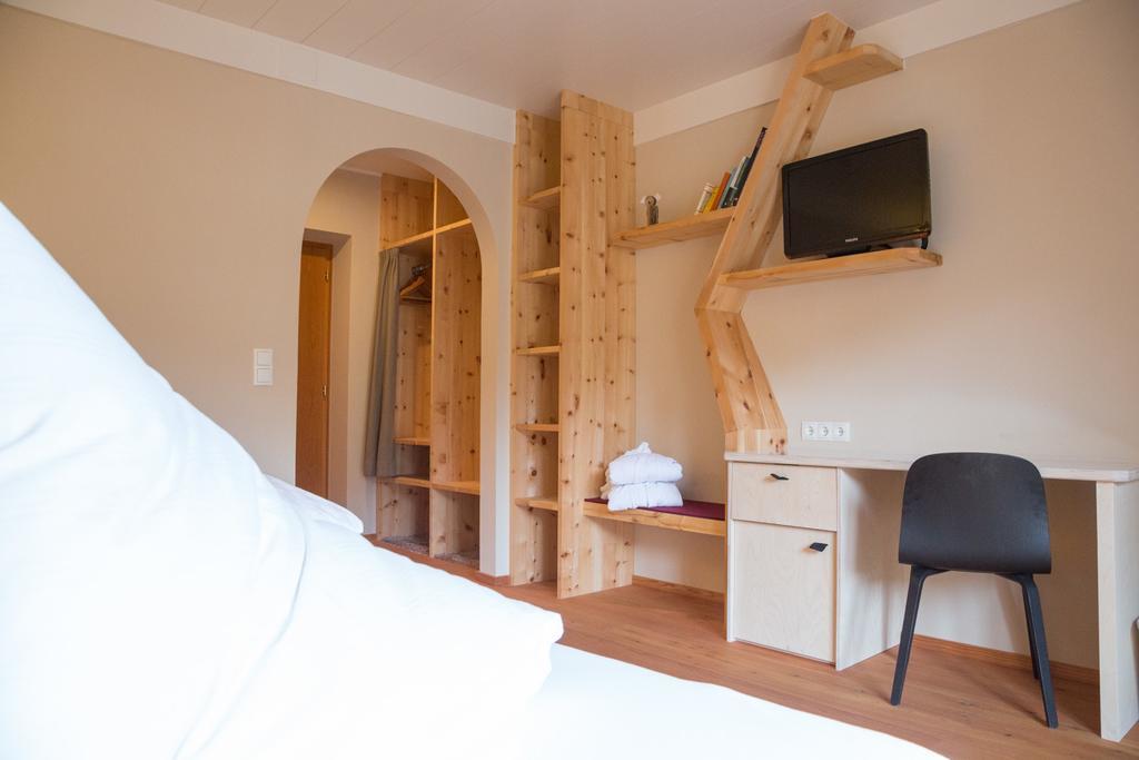 Frida Am Wald Hotell Rasùn di Sotto Rum bild