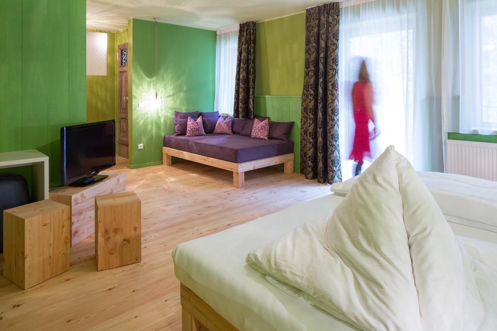 Frida Am Wald Hotell Rasùn di Sotto Rum bild